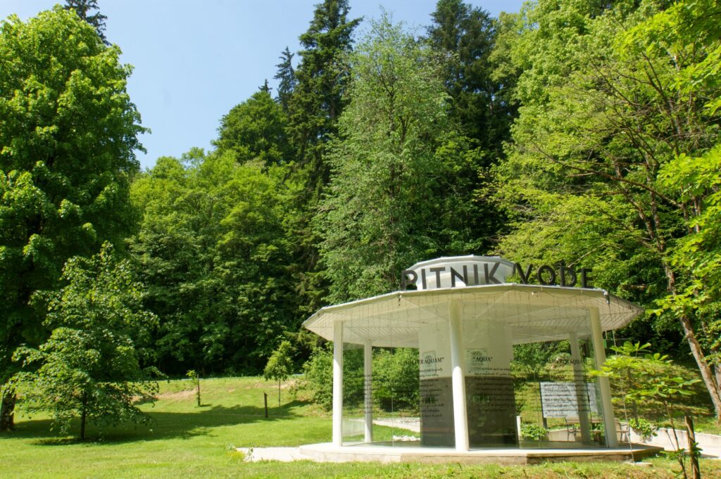 Pitnik termalne vode v Zdraviliškem parku v Termah Dobrna