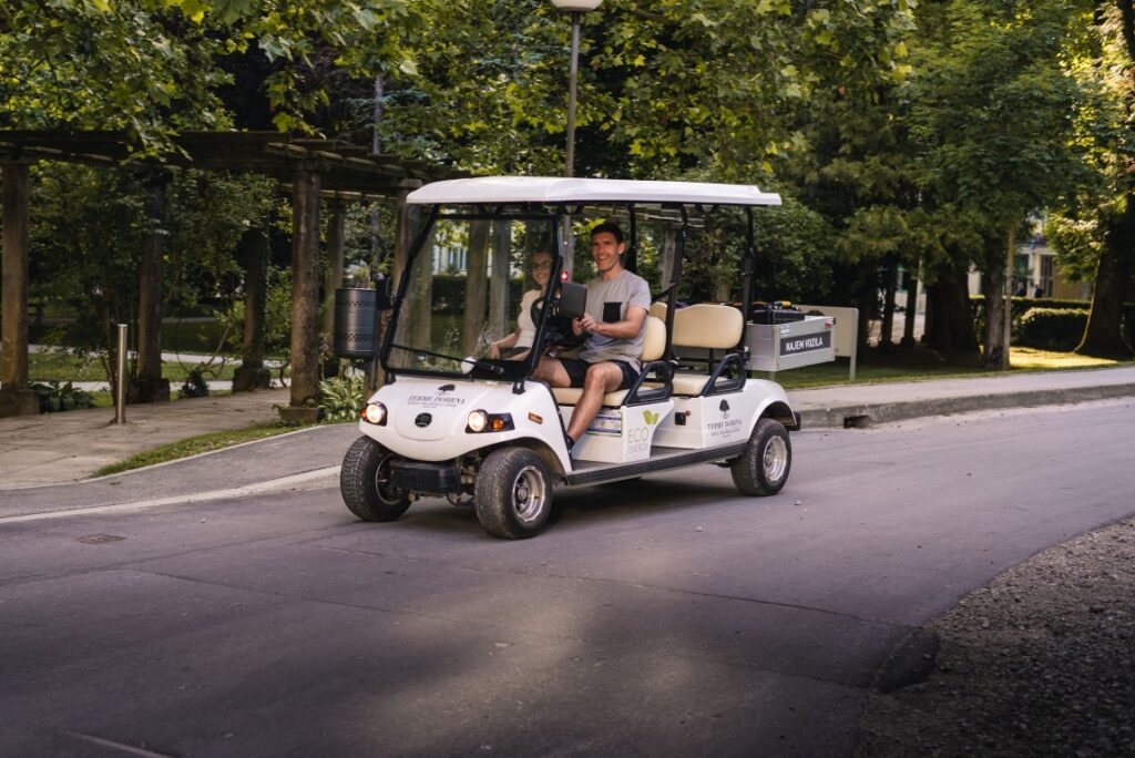 Gost v električnem vozilu vozi po območju Term Dobrna