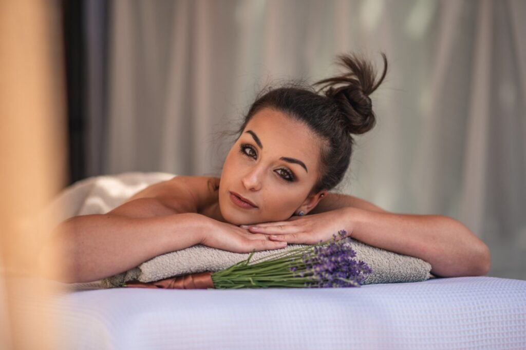 Sprostitev po masaži z motivom sivke v LaVita SPA & Beauty