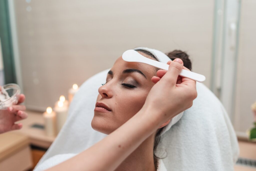 Nanašanje kozmetičnega izdelka med nego obraza v LaVita SPA & Beauty