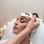 Nanašanje kozmetičnega izdelka med nego obraza v LaVita SPA & Beauty