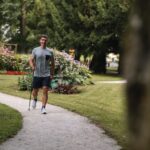 Moški med nordijsko hojo po poti v Zdraviliškem parku Term Dobrna