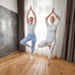 Ženski med vadbo joge in ravnotežja v Hotelu Vita