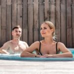 Par med sproščanjem v zunanjem whirlpoolu Arbora SPA