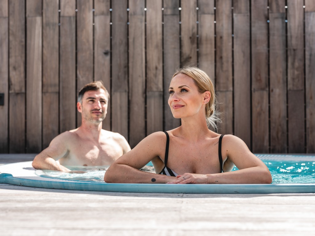 Par med sproščanjem v zunanjem whirlpoolu Arbora SPA