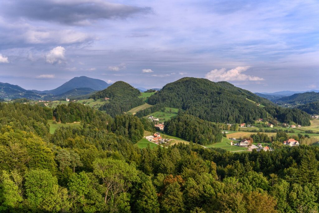 Panoramski pogled na zeleno hribovito pokrajino in naselja v okolici Term Dobrna